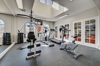 the gym at the landing at pullman apartments in pullman